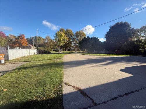 110 Harris Ct, Grand Blanc, MI, 48439-1123 | Card Image