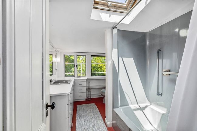 Third floor bathroom | Image 28