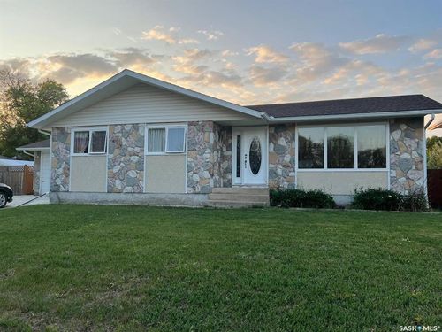 1016 Carlton Dr, Esterhazy, SK, S0A0X0 | Card Image