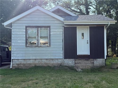 878 Brittain Rd, Akron, OH, 44305-1367 | Card Image