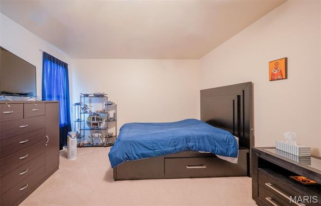 Bedroom with light carpet | Image 34