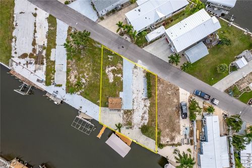 3892 Blueberry Ln, ST. JAMES CITY, FL, 33956-2285 | Card Image