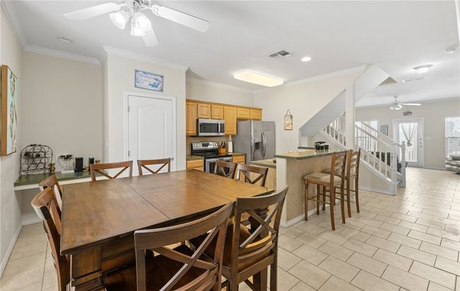 dining area | Image 6