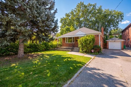 32 Pine Ave N, Mississauga, ON, L5H2P8 | Card Image