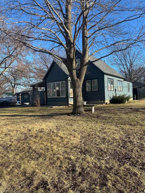 1012 Central Ave, Evansdale, IA, 50707-1212 | Card Image