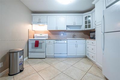 810 - 1811 Jefferson St, Condo with 2 bedrooms, 2 bathrooms and null parking in Hollywood FL | Image 3