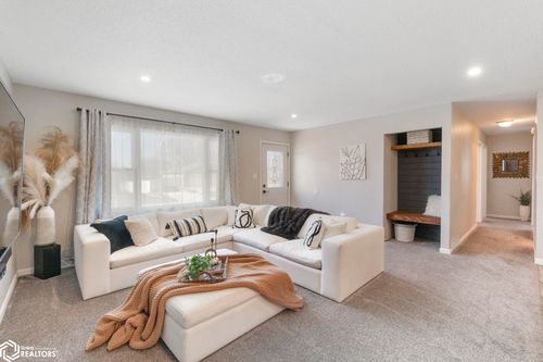 727 Progress Ave, Waterloo, IA, 50701-3108 | Card Image