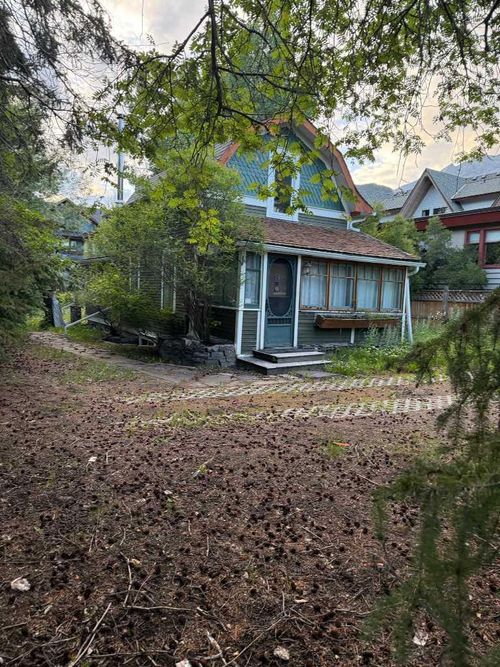 {{alt}} | Card Image