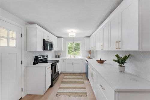 153 Vineyard Ave, Cumberland, RI, 02864-6725 | Card Image
