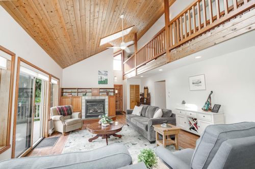 8096 Westwood Rd, Halfmoon Bay, BC, V7Z1A7 | Card Image