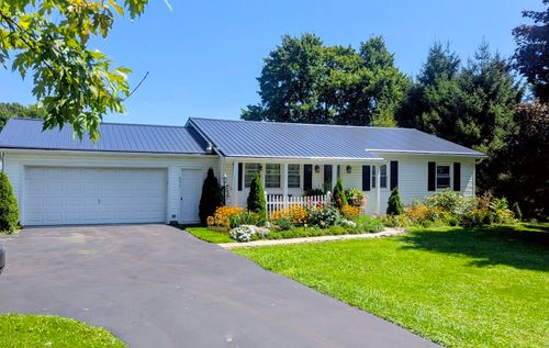 632 Grove City Rd, Slippery Rock, PA, 16057-1710 | Card Image