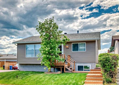 136 Castledale Crescent Ne, Calgary, AB, T3J1X4 | Card Image