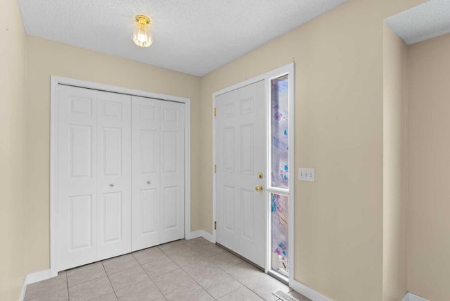 16 Hidden Valley Link Nw, Home with 3 bedrooms, 2 bathrooms and 2 parking in Calgary AB | Image 4