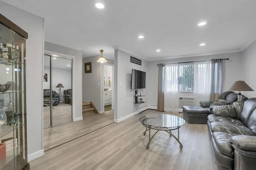 121 Coachlight Sq, Montrose, NY, 10548-1249 | Card Image