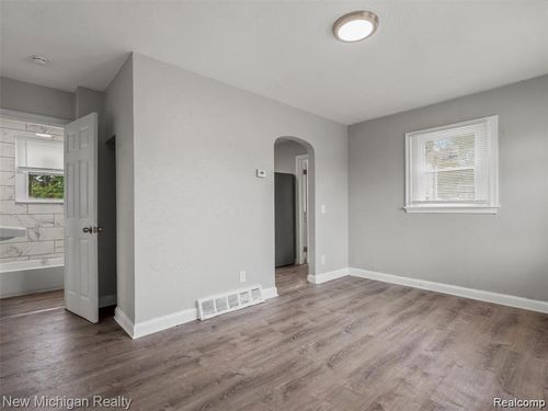 20805 S Chrysler Dr, Hazel Park, MI, 48030-2601 | Card Image