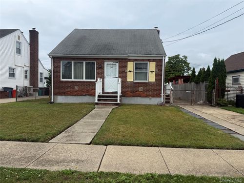 243 Pershing Parkway, Hempstead, NY, 11501 | Card Image