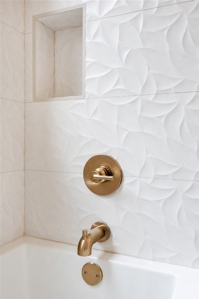 Detailed view of a bathtub and a sink | Image 16