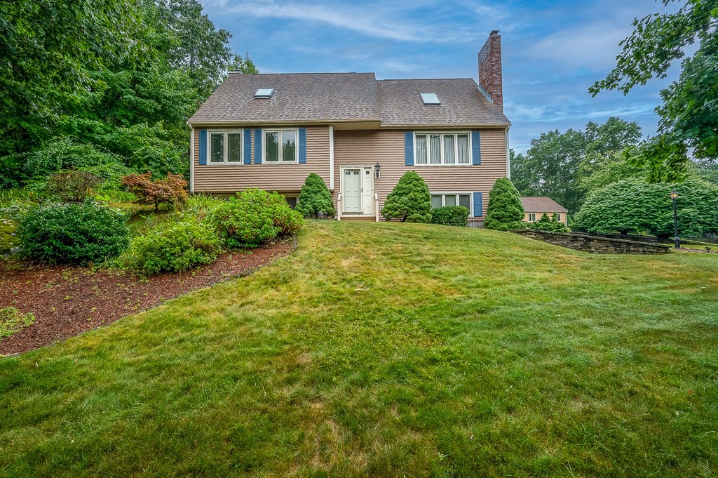 Bluegrass Ln, Shrewsbury, MA 01545