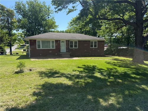 301 S 36th St, Saint Joseph, MO, 64506-2922 | Card Image