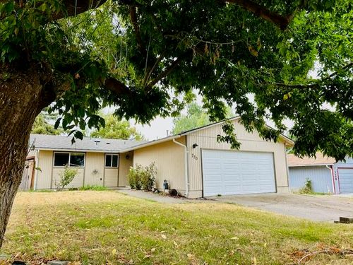 720 Buena Vista St, Klamath Falls, OR, 97601-1217 | Card Image