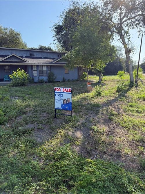 428 Center St, Mathis, TX, 78368-2800 | Card Image