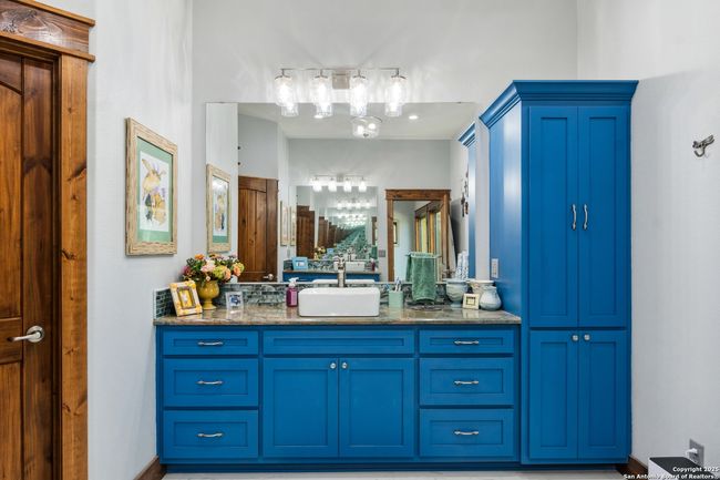 381 Camino Primero, House other with 3 bedrooms, 2 bathrooms and null parking in Leakey TX | Image 31