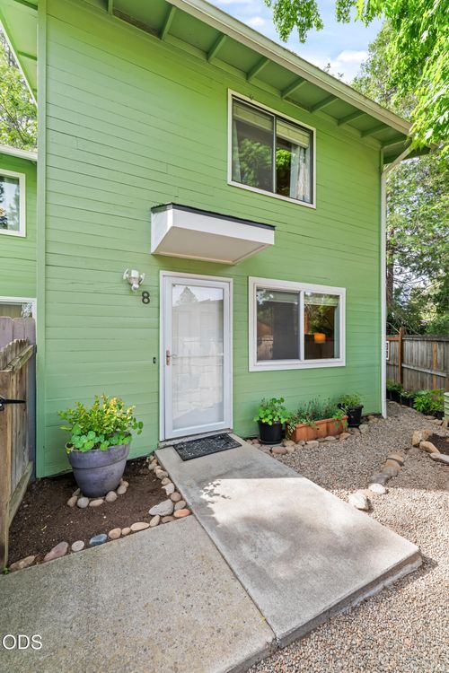 8-600 1st St, Phoenix, OR, 97535-1129 | Card Image