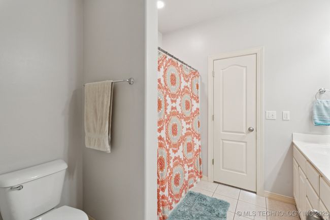 Jack & Jill bath with double sinks | Image 34