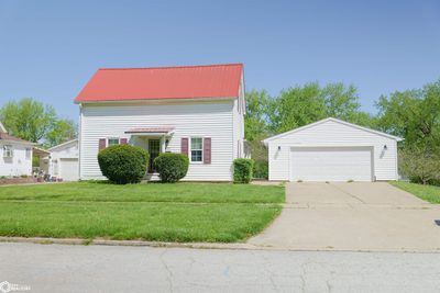 1002 Ash Street, Home with 3 bedrooms, 1 bathrooms and 2 parking in Burlington IA | Image 2