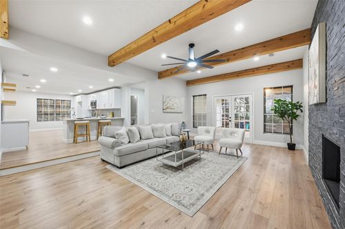 1806 Burr Oak St, Arlington, TX, 76012-5601 | Card Image