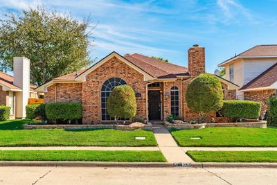 View of front facade featuring a front lawn | Image 1