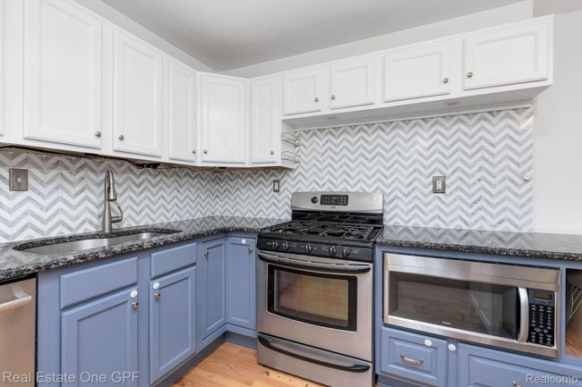 2368 Stanhope St, House other with 3 bedrooms, 2 bathrooms and null parking in Grosse Pointe Woods MI | Image 8