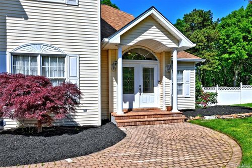 3 Leahs Ct, Smithtown, NY, 11787-3944 | Card Image