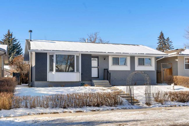 427 Penswood Road Se, Home with 5 bedrooms, 2 bathrooms and 4 parking in Calgary AB | Image 2