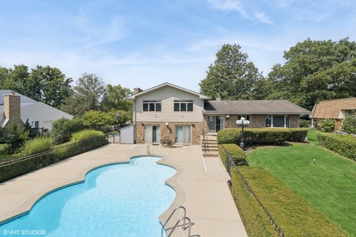 9S631 William Dr, Burr Ridge, IL, 60527-7024 | Card Image