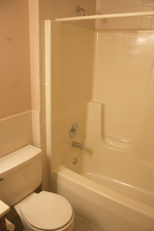 Hall Bath with Tub/Shower | Image 18