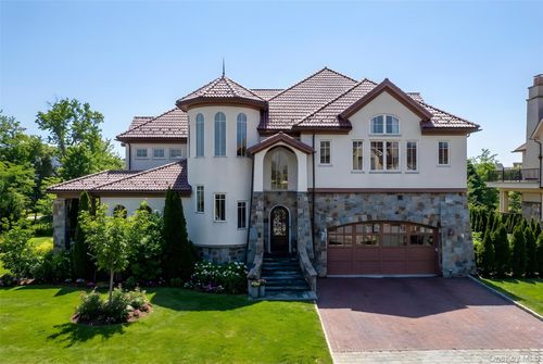 9 Brittany Ln, New Rochelle, NY, 10805-2129 | Card Image