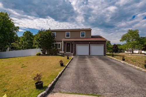 7 Howard St, Selden, NY, 11784-3550 | Card Image