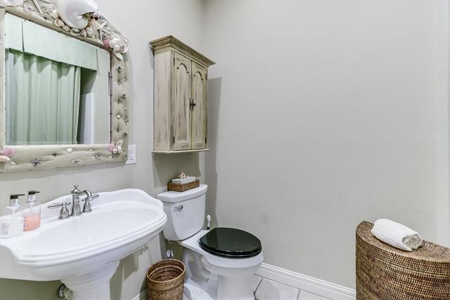 Guest full bath | Image 23