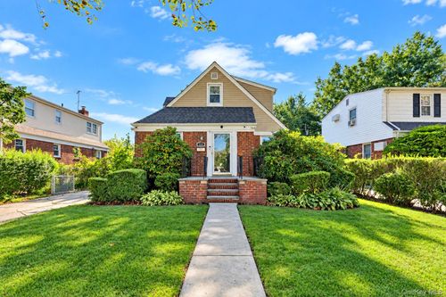 135 Sperry Blvd, New Hyde Park, NY, 11040-3840 | Card Image