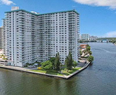 1105 - 301 174th St, Condo with 1 bedrooms, 1 bathrooms and null parking in Sunny Isles Beach FL | Image 1