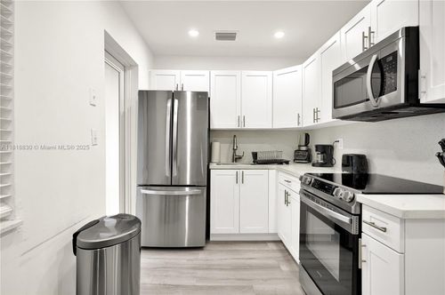 300 Nw 82nd Ter, Miami, FL, 33150-2957 | Card Image