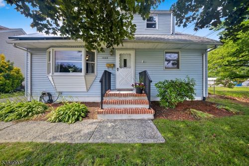 1033 Huff Ave, Manville, NJ, 08835-2437 | Card Image