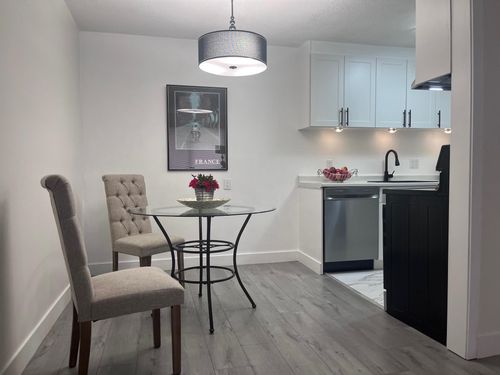 212-780 Premier St, North Vancouver, BC, V7J2G8 | Card Image