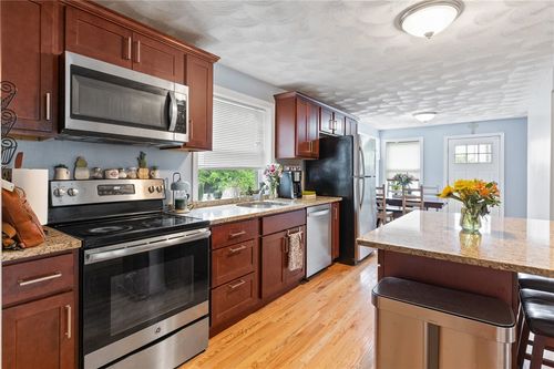 27 Aberdeen St, West Warwick, RI, 02893-4201 | Card Image