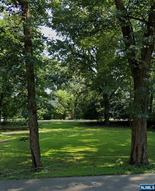 33 Beechwood Dr, Hillsdale, NJ, 07642-2751 | Card Image