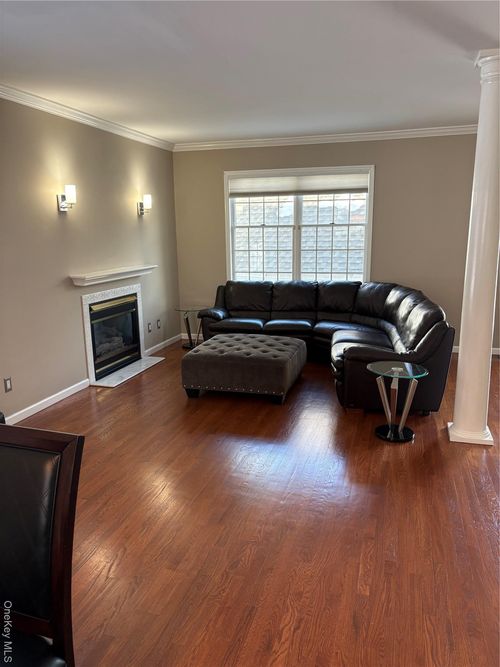 18 Lakeside Dr, Valhalla, NY, 10595-1945 | Card Image