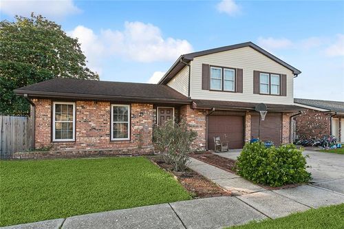 876 Oakwood Dr, Gretna, LA, 70056-4511 | Card Image