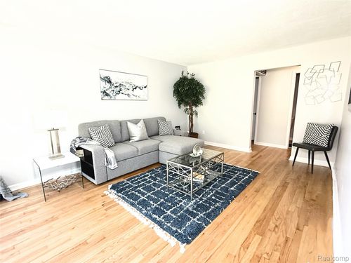 20195 Ledgestone St, Southfield, MI, 48076-4980 | Card Image