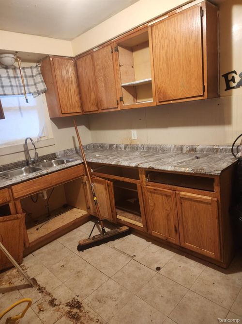 19150 Patton St, Detroit, MI, 48219-2560 | Card Image